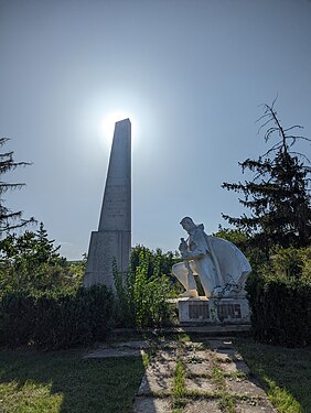 Monument în memoria a 72 ostași consăteni căzuți în 1941-1945, Petreni, raionul Drochia. Fotograf: Gganebnyi