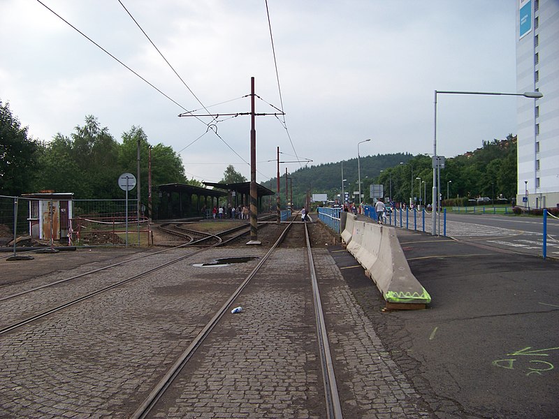 File:Most, nádraží, tramvajová zastávka.jpg