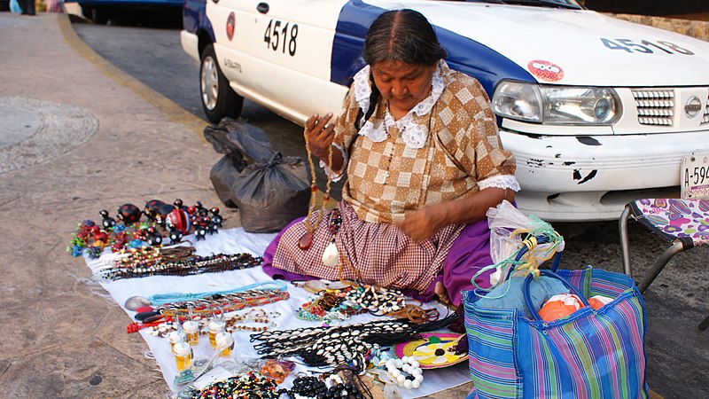 File:Mujer vendiendo artesanías en Acapulco.jpg