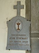 À la mémoire de feu Jean Oyhenart, curé de la paroisse.