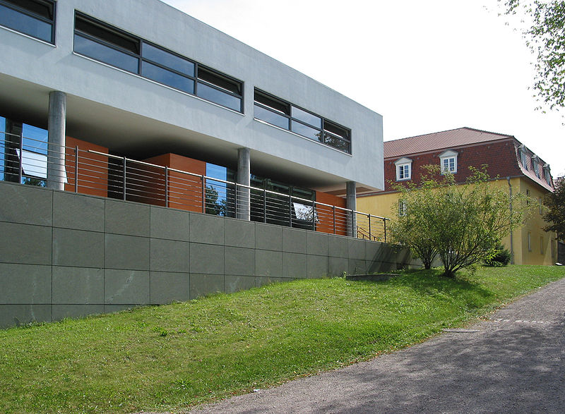 File:Musikgymnasium Schloss Belvedere (Westansicht2).jpg