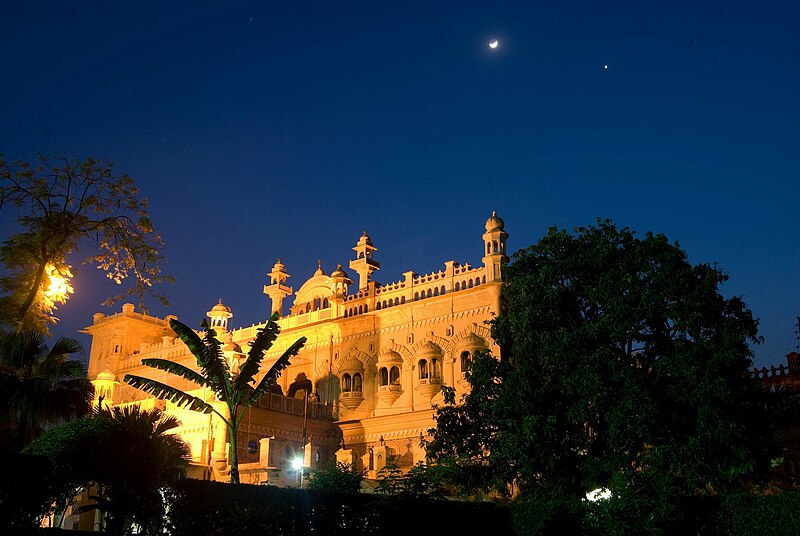 File:Mustafa Castle -- night shot.jpg