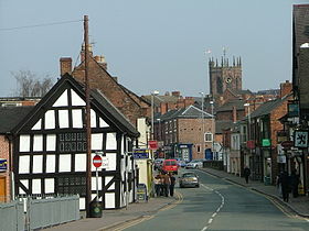 Welsh Row, Nantwich, com a torre da Igreja de Santa Maria e lojas