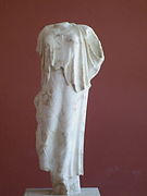 Statue de Niké (A245). Marbre de Paros, 480 - 470 av. J.-C.