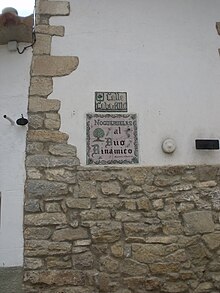 Placa en honor al Dúo Dinámico en Nogueruelas (Teruel)