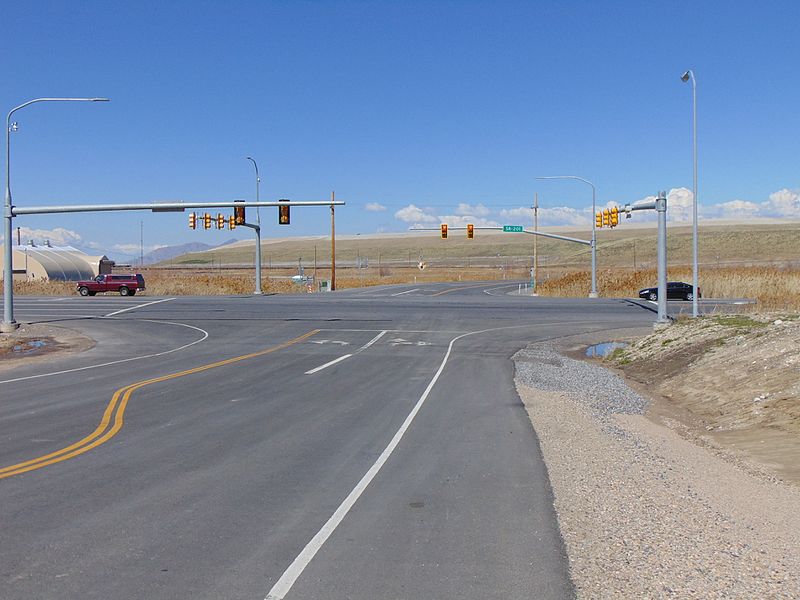 File:North at intersection of SR-201 & SR-202, Mar 16.jpg