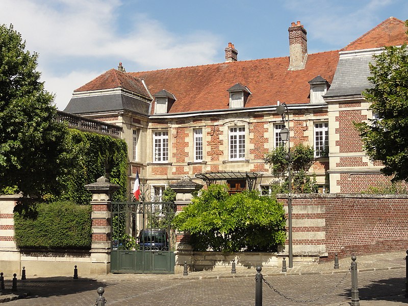 File:Noyon (60), ancienne maison canoniale, 7 rue des Deux-Bornes - parvis Notre-Dame 2.jpg