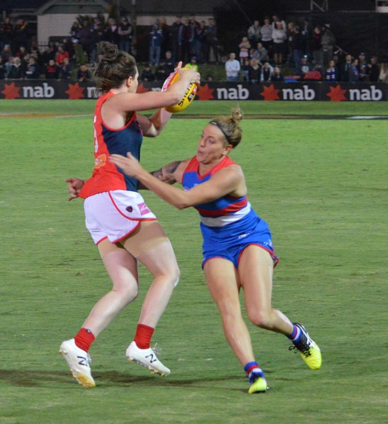 Melbourne's Elise O'Dea evaded Hannah Scott of the Western Bulldogs in Round 3, 2017.