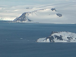 Blick von der Livingston-Insel über Half Moon Island hinweg auf den Oborishte Ridge