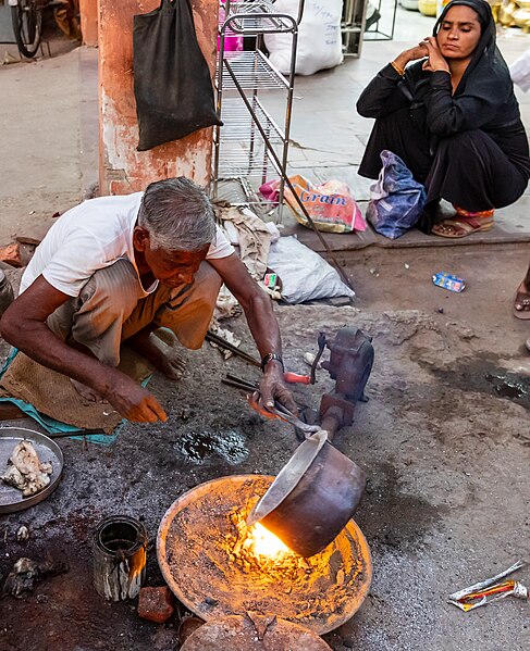 File:Old man repairing utensils in Jaipur.jpg