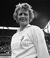 Fanny Blankers-Koen établit le temps de 11 s 5 en 1948.