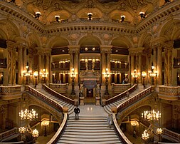 Le grand escalier de l'Opéra Garnier, à Paris (France). Cet opéra est classé comme monument historique depuis le 16 octobre 1923. (définition réelle 2 000 × 1 596)