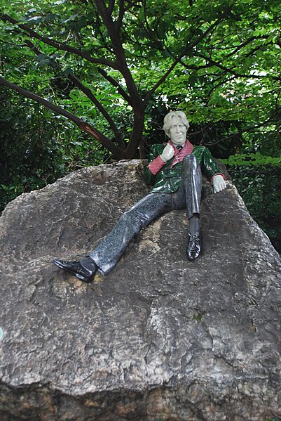 File:Oscar Wilde Statue - 20130810 dublin044.jpg