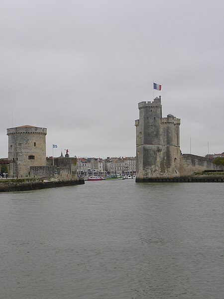 File:PORT VIEUX ET TOURS - LA ROCHELLE - panoramio.jpg