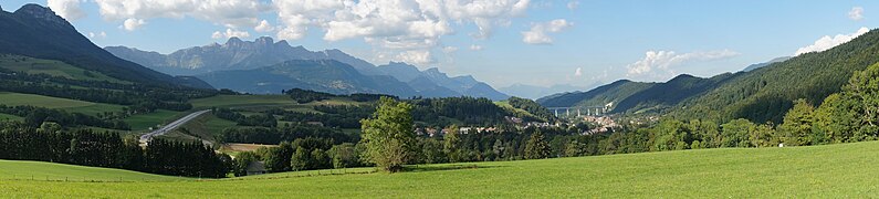 Blick nach Norden entlang der A51 bei Monestier-de-Clermont; links im Hintergrund die östliche Vercors-Kette mit La Grande Moucherolle