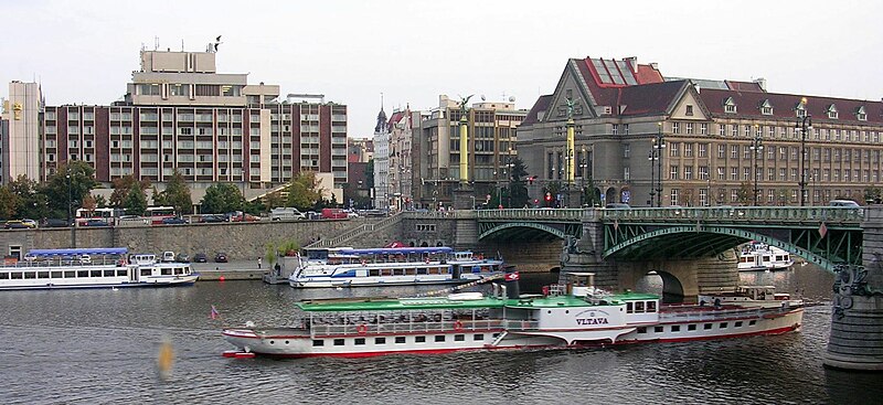 File:Parník Vltava, u náměstí Curieových.jpg