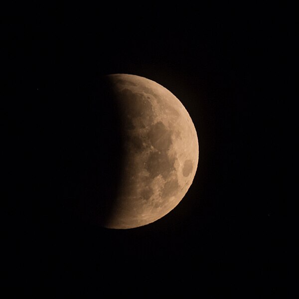 Ficheiro:Partial Lunar Eclipse (17037101365).jpg