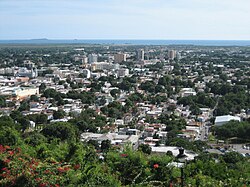 Частичный вид на город Понсе в 2006 году, вид с Серро-дель-Вигиа, на Карибском море и Каха-де-Муэртос на заднем плане.