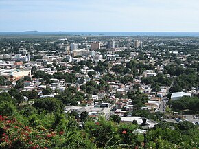 Veduta parziale della città di Ponce, guardando SSW da Cerro El Vigía, Barrio Portugués Urbano, Ponce, Porto Rico.jpg