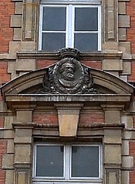 Médaillon d'Henri IV sur le linteau d'une fenêtre.