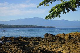 Vista de la montaña desde una playa rocosa cerca de Manokwari