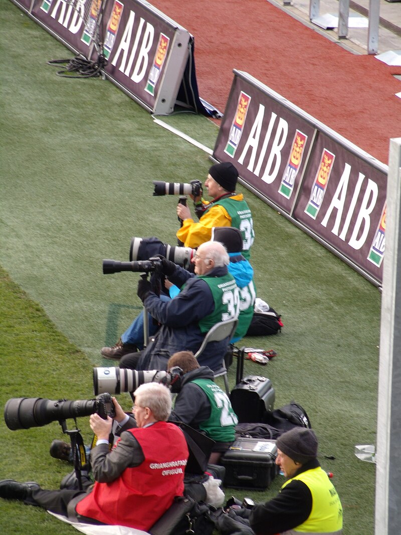 https://upload.wikimedia.org/wikipedia/commons/thumb/1/18/Photographers_at_Croke_Park.jpg/800px-Photographers_at_Croke_Park.jpg