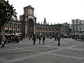 Piazza Dante (Nápoles/Napoli), Il-kwadru ddominat mill-faċċata tal-Forum Carolino.