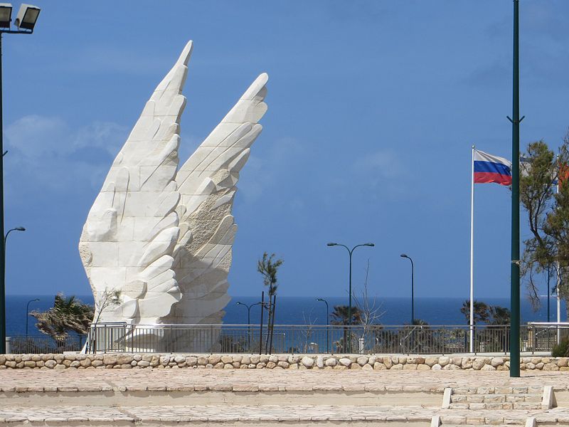 File:PikiWiki Israel 31709 Wings of light and freedom - Victory Monument in N.JPG