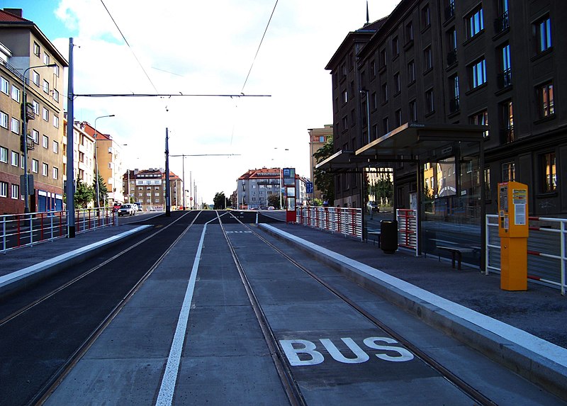 File:Podbabská, sdružená zastávka Podbaba do centra, přístřešky.jpg