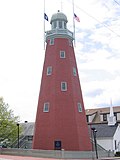 Портленд обсерваториясы 2005 жылы, биік, қызыл, маяк тәрізді құрылым, үстінде терезелі күмбез бар.