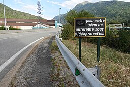 Entrée de l'A43 : « pour votre sécurité autoroute sous vidéoprotection ».