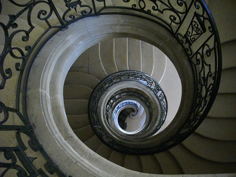 File:Prémontrés - escalier rond.jpg