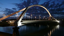 The Puente de la Barqueta (Barqueta Bridge) at dusk Puente de la Barqueta noche.jpg