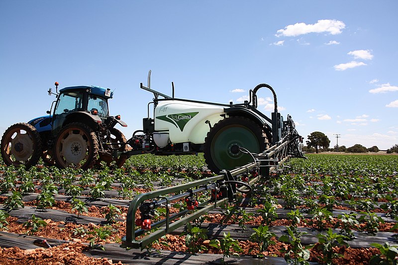 File:Pulverizador agricola arrastrado a tractor Gama.jpg