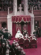 1957年10月、カナダ議会開会に臨席。フィリップの席は女王と対になった。