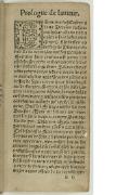 Prologue de lauteur. Vignette 3 Euveurs tresillustres & vous Verolez tresprecieux (car à vous non à aultres sont dediez mes escriptz) Alcibiades en un dialoge de Platon, intitulé Le banquet, louant son precepteur Socrates sans controverse prince des philosophes : entre aultres paroles le dict estre semblable es Silènes. Silènes estoyent iadis petites boites telles que voyons de present es bouticqs des apothecaires, pinctes au dessus de figures ioyeuses et frivoles, comme de Harpies, Satyres, oysons bridez, lievres cornuz, canes bastées, boucqs volans, cerfz limonniers, & aultres telles pinctures contrefaictes à plaisir pour exciter le monde à rire. Quel fut Silène maistre du bon Bacchus. Mais au dedans l’on reservoit les fines drogues, comme Baulme, Ambre gris, Amomon, Musc, zivette, pierreries, et aultres choses precieuses. Tel disoit estre Socrates : parce que le voyans au dehors, & l’estimans par l’exteriore apparence, n’en eussiez donné un coupeau d’oignon : tant laid il estoit de corps & ridicule en son maintien, le nez pointu, le reguard d’un taureau : le visaige d’un fol : simple en meurs, rusticq en vestemens, pauvre de fortune, infortuné en femmes, inepte à tous offices de la republicque,