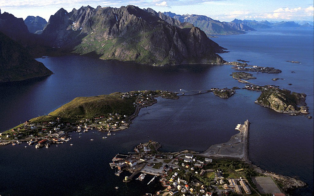 https://upload.wikimedia.org/wikipedia/commons/thumb/1/18/Reine-3.jpg/1024px-Reine-3.jpg