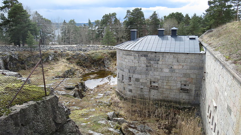 File:Rindö Redoubt - moat, April 2016.JPG