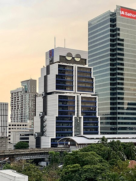 File:Robot Building (UOB Bank, Bangkok) 2022 Dec.jpg