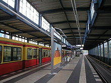 Bahnsteig des S-Bahnhofs, links ein Zug der Baureihe 481/482