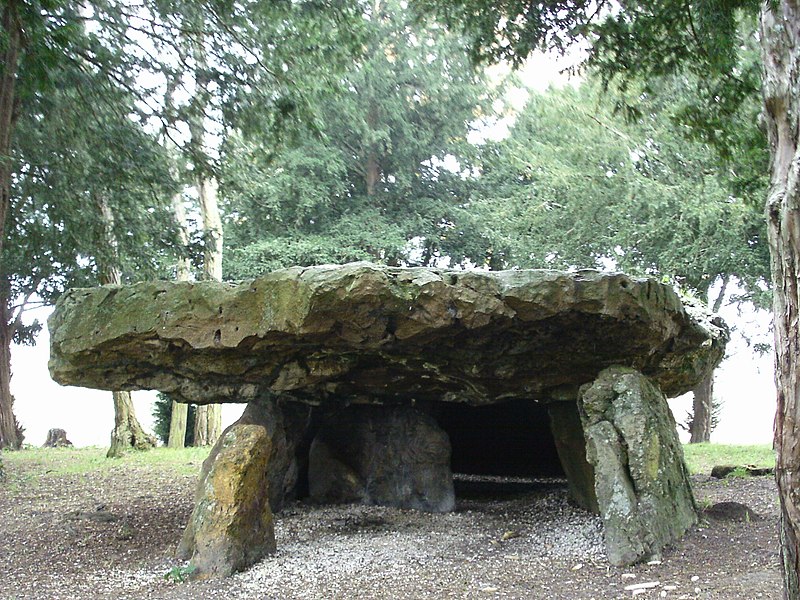 File:ST-ANTOINE DU ROCHER LE DOLMEN 37.JPG