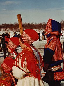 Jarní sámská rodina v čepicích, ve velmi zdobeném oděvu