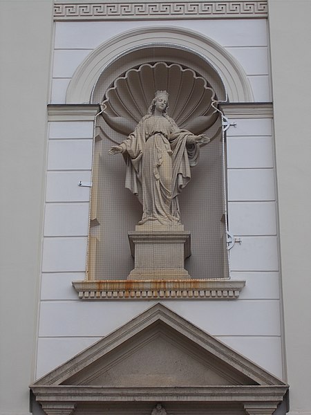 File:Sebastianskirche, Maria-Statue, 2022 Pécs.jpg