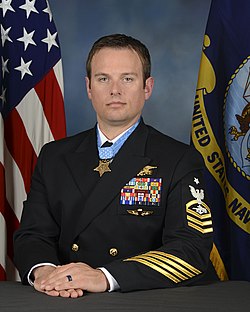 Senior Chief Special Warfare Operator Edward C. Byers, Jr., poseert voor zijn officiële portret.  (25302793012).jpg