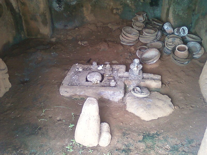 File:Shiva Lingas at Panchadharla Temple Complex 04.jpg