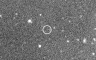Animation de trois images de découverte de la lune irrégulière de Saturne, Skathi, prises par le télescope Canada-France-Hawaï (CFHT) de 3,6 mètres le 23 septembre 2000. Chaque image a été prise à environ 90 minutes d'intervalle, montrant le mouvement de la lune par rapport aux étoiles et aux galaxies de fond.