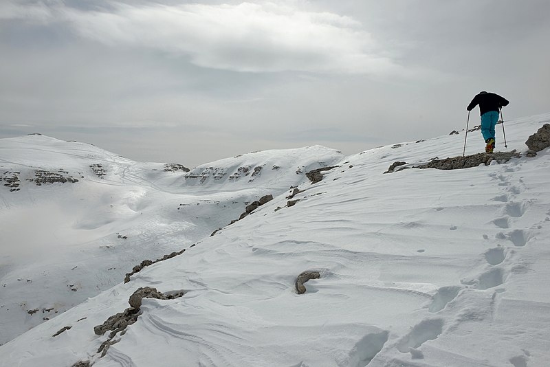 File:Skiing on Sass Pordoi.jpg