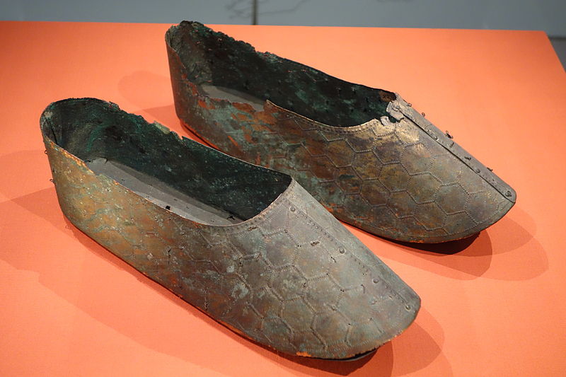 File:Slippers from Eta Funayama Tumulus, Nagomi-machi, Kumamoto, Kofun period, 5th-6th century, gilt bronze - Tokyo National Museum - DSC05636.JPG