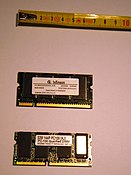SODIMM-geheugen voor laptops. Van boven naar beneden: DDR-SDRAM, SDR-SDRAM