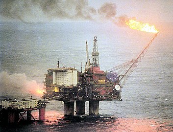 Une des trois plate-formes de Statfjord en mer du Nord : si le pétrole y est exploité, le gaz est torché (brûlé).